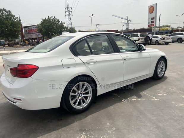 BMW 320i Sedan RWD 2016 White photo 2