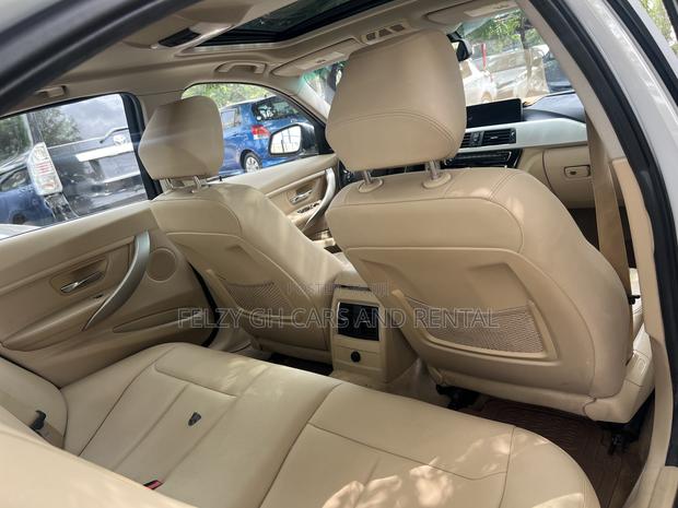 BMW 320i Sedan RWD 2016 White photo 7