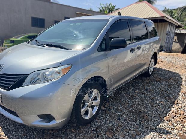 Toyota Sienna LE FWD 8-Passenger 2013 Silver