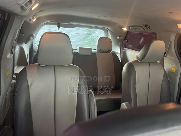 Toyota Sienna LE FWD 8-Passenger 2013 Silver