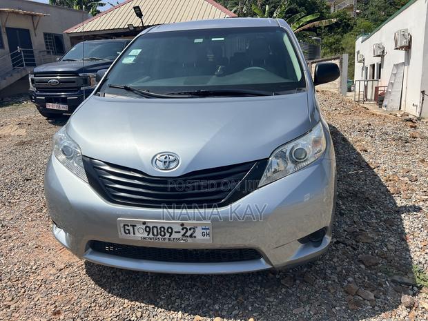 Toyota Sienna LE FWD 8-Passenger 2013 Silver