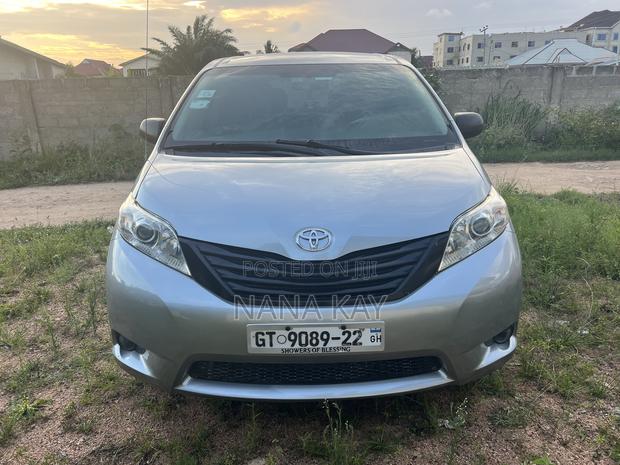 Toyota Sienna LE FWD 8-Passenger 2013 Silver