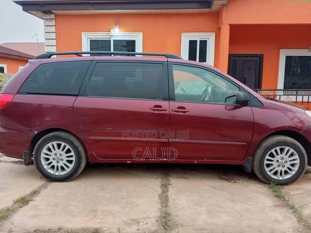 Toyota Sienna 2008 Red photo 3