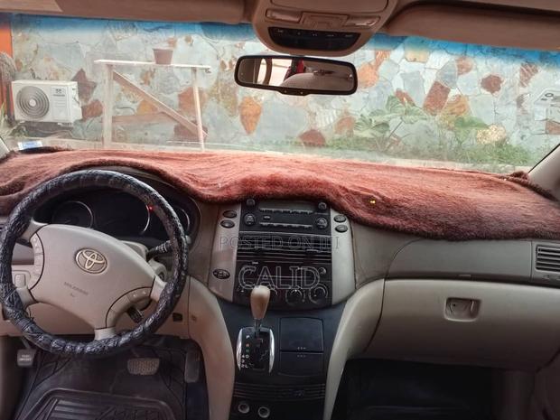 Toyota Sienna 2008 Red photo 4