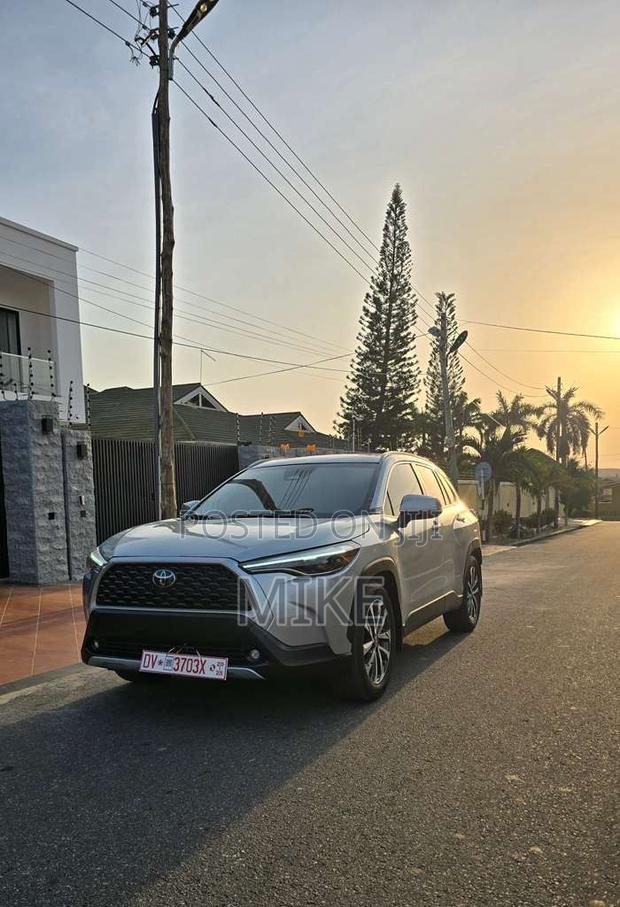 Toyota Corolla Cross XLE 4WD 2024 Silver