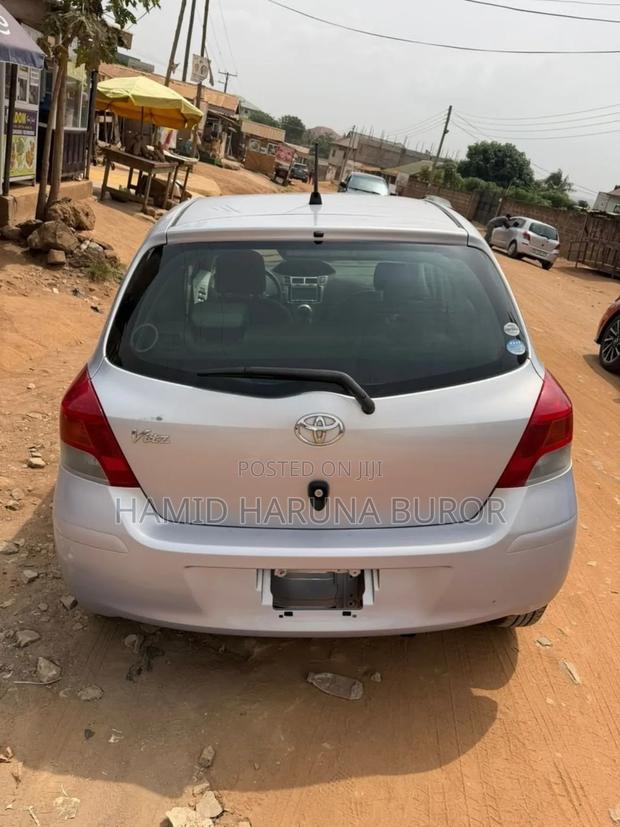 Toyota Vitz 1.3 FWD 5dr 2010 Gold