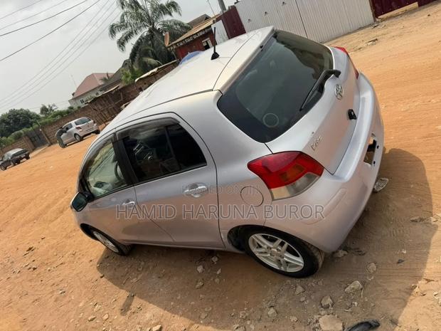Toyota Vitz 1.3 FWD 5dr 2010 Gold