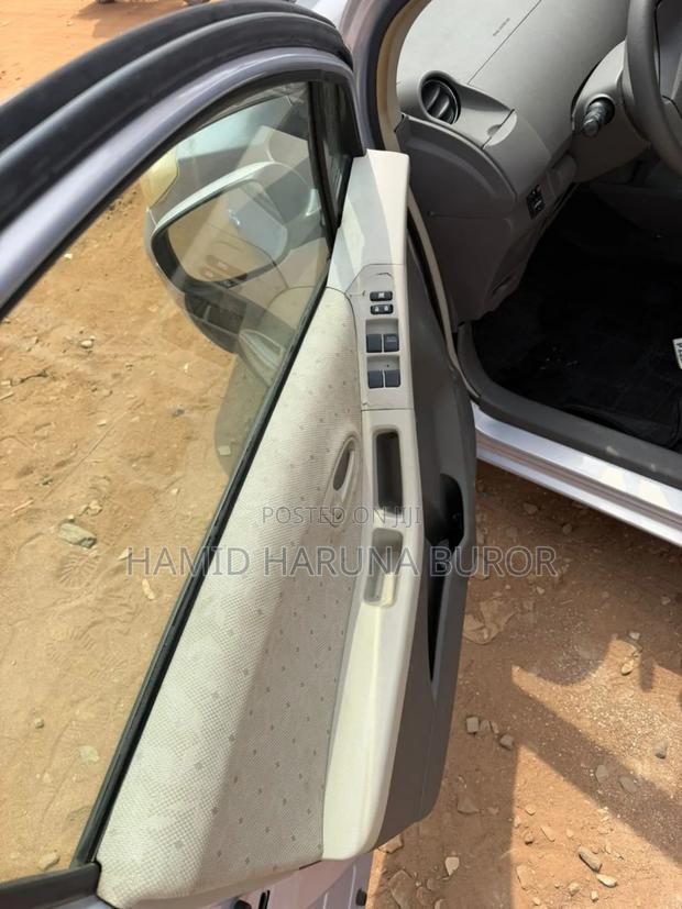 Toyota Vitz 1.3 FWD 5dr 2010 Gold