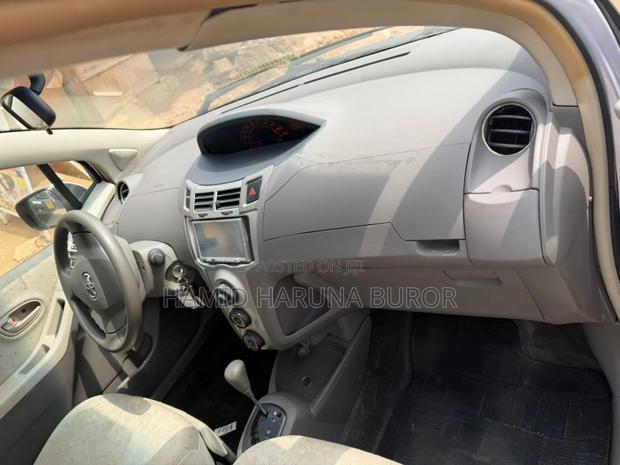 Toyota Vitz 1.3 FWD 5dr 2010 Gold