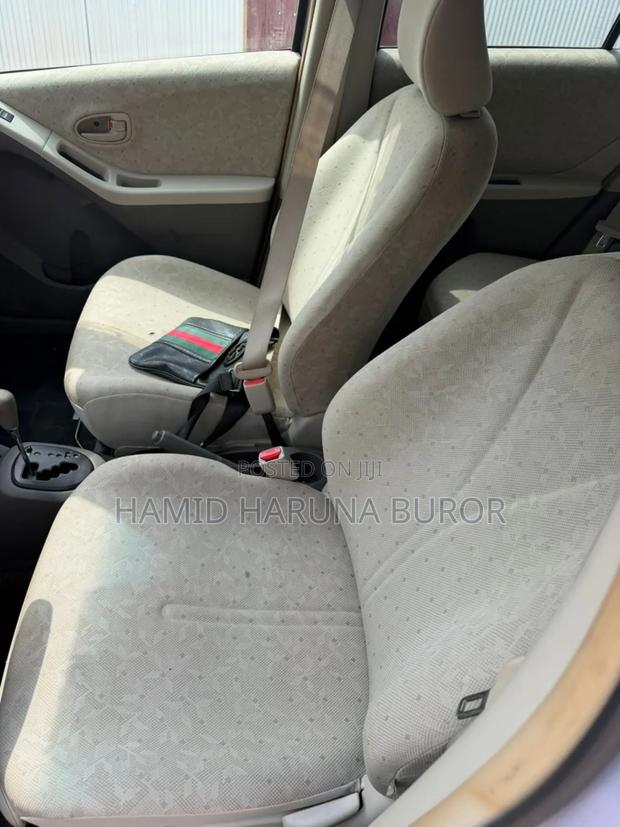 Toyota Vitz 1.3 FWD 5dr 2010 Gold