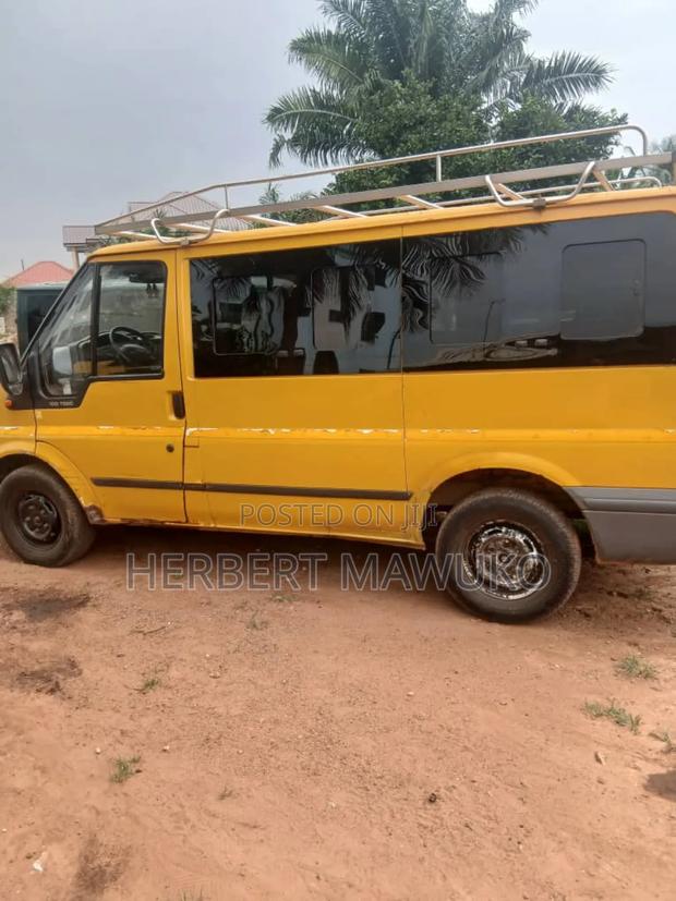 Ford Transit 2009 Yellow photo 4
