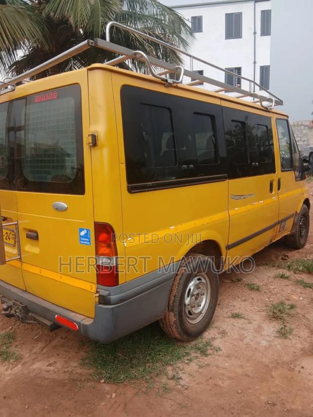 Ford Transit 2009 Yellow photo 8