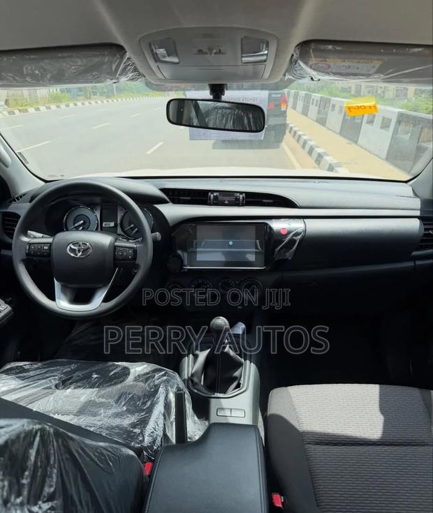 New Toyota Hilux 2023 White photo 2