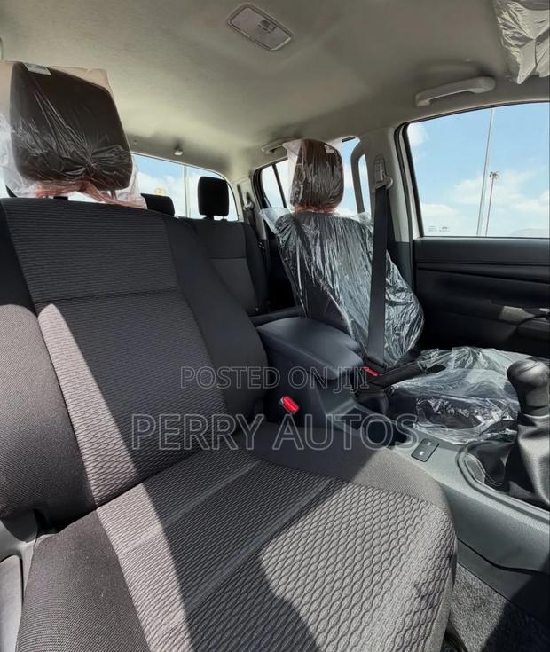 New Toyota Hilux 2023 White photo 3