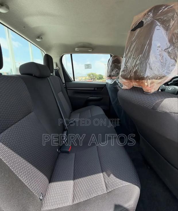 New Toyota Hilux 2023 White photo 4