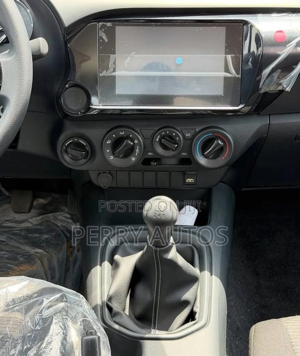 New Toyota Hilux 2023 White photo 5