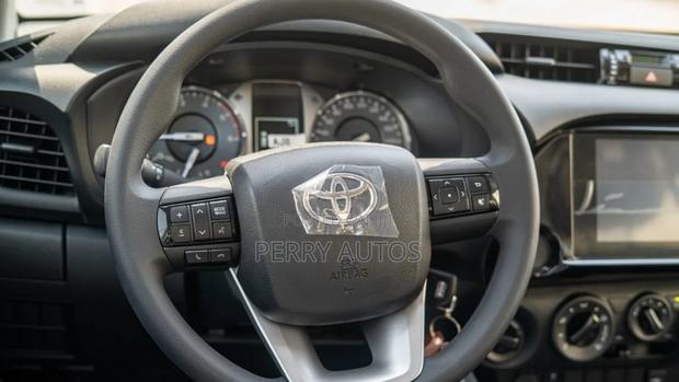 New Toyota Hilux 2023 White photo 6