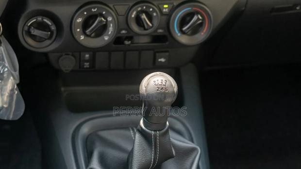 New Toyota Hilux 2023 White photo 7