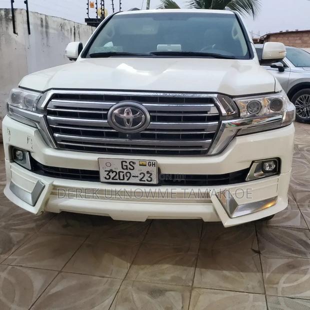 Toyota Land Cruiser 2017 White photo 2