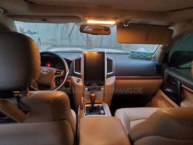 Toyota Land Cruiser 2017 White photo 10