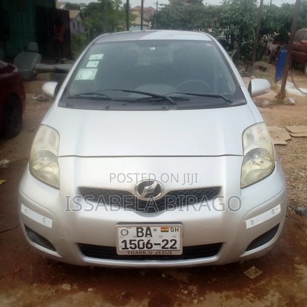 Toyota Vitz 2010 Silver