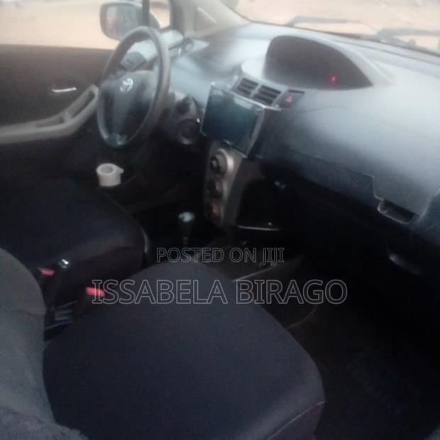 Toyota Vitz 2010 Silver