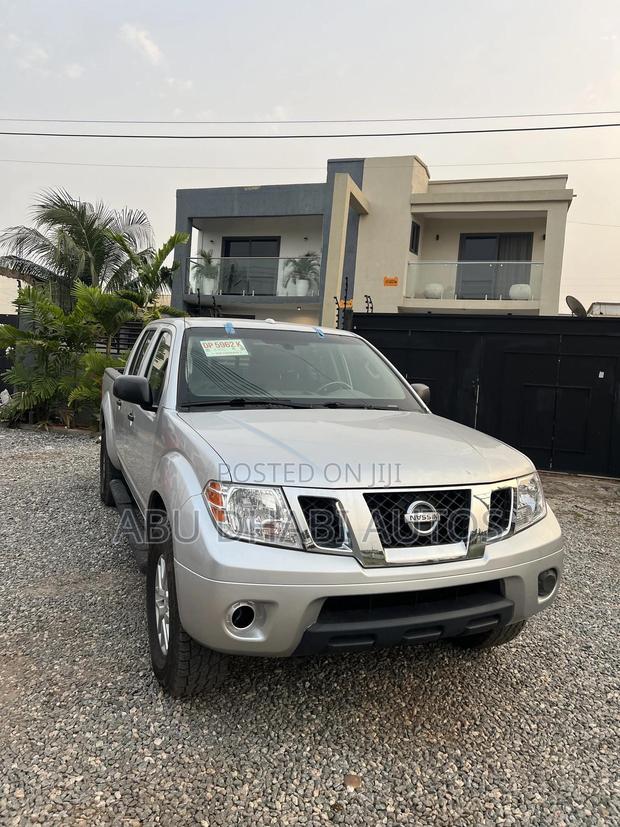 Nissan Navara 2016 Silver photo 2