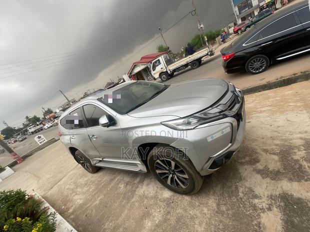 Mitsubishi Pajero Sport 2017 Silver