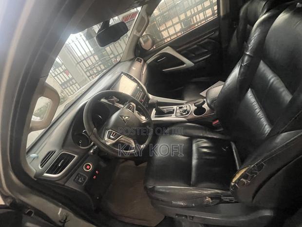 Mitsubishi Pajero Sport 2017 Silver