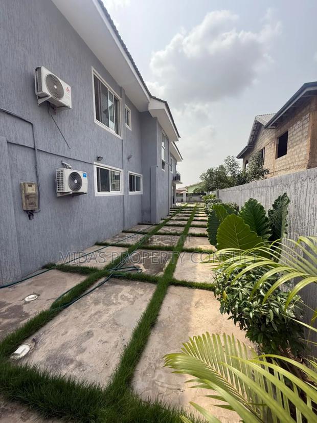 7bdrm House in Community 12, Tema Metropolitan for sale photo 4