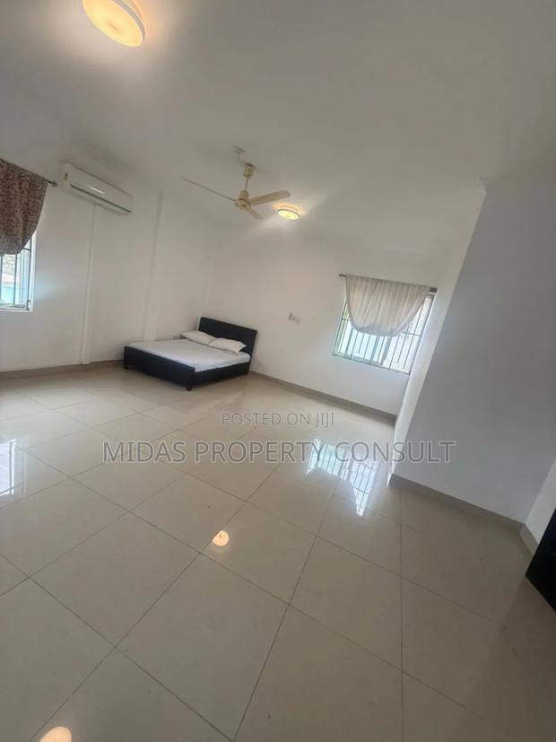 7bdrm House in Community 12, Tema Metropolitan for sale photo 6