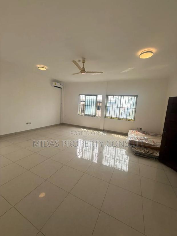 7bdrm House in Community 12, Tema Metropolitan for sale photo 8