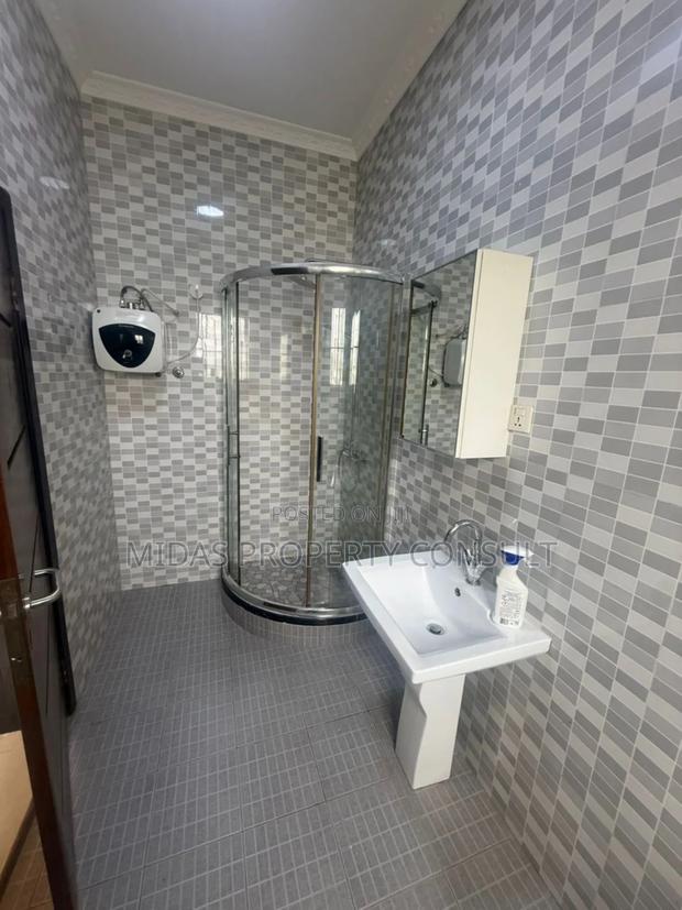 7bdrm House in Community 12, Tema Metropolitan for sale photo 11