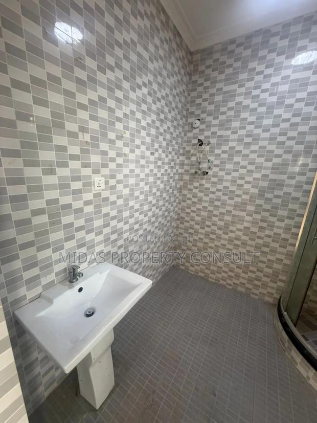 7bdrm House in Community 12, Tema Metropolitan for sale photo 14