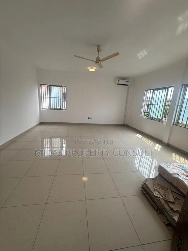 7bdrm House in Community 12, Tema Metropolitan for sale photo 17