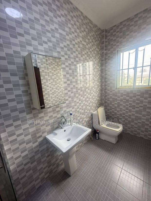 7bdrm House in Community 12, Tema Metropolitan for sale photo 20