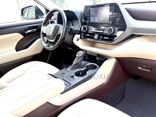 Toyota Highlander Limited 2021 Blue photo 2