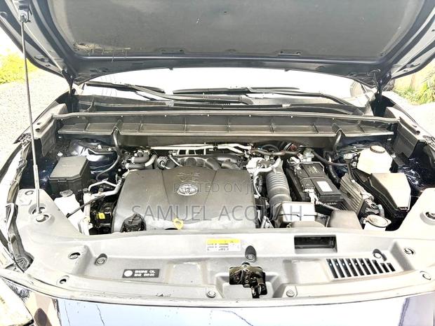 Toyota Highlander Limited 2021 Blue photo 11