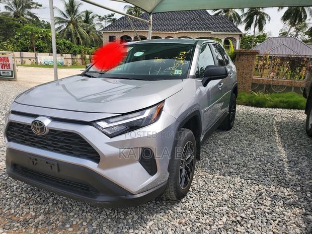 Toyota RAV4 LE AWD (2.5L 4cyl 6A) 2013 Silver photo 2
