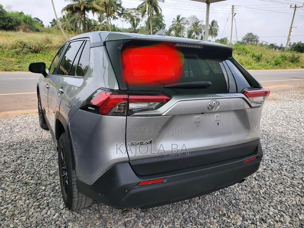 Toyota RAV4 LE AWD (2.5L 4cyl 6A) 2013 Silver photo 3