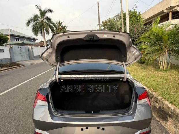 Hyundai Elantra SEL 2023 Gray photo 8