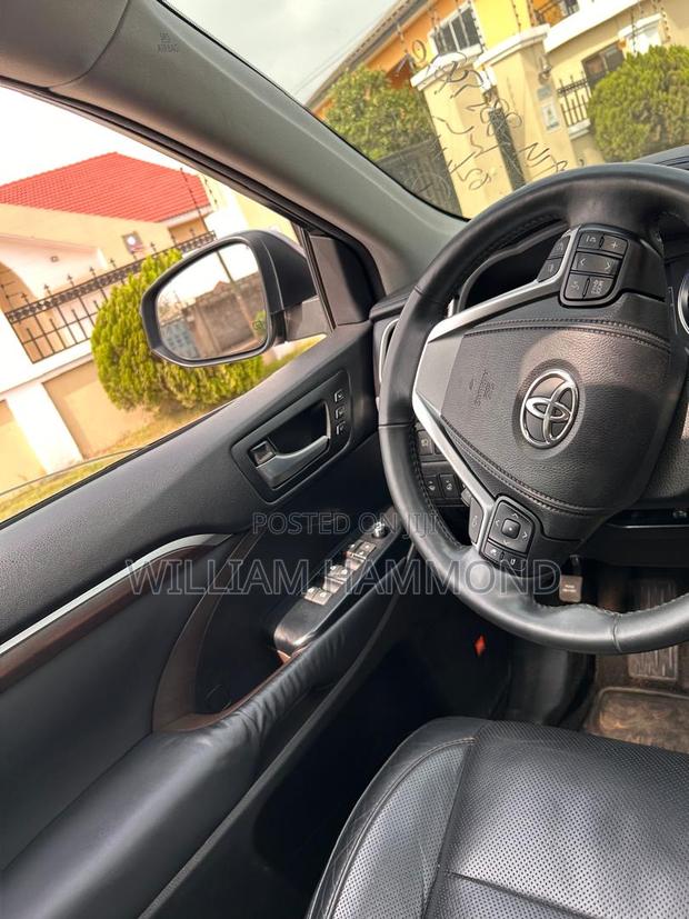 Toyota Highlander Limited 4dr SUV AWD (3.5L 6cyl 6A) 2015 Gray photo 3