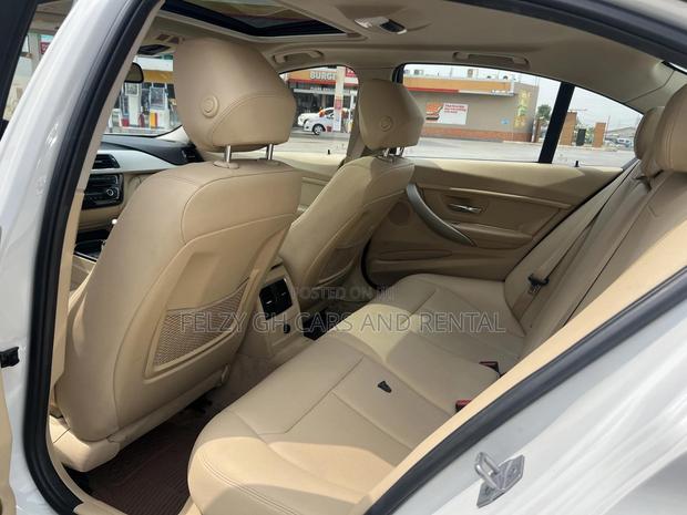 BMW 320i Sedan RWD 2016 White photo 8