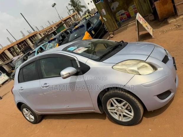 Toyota Vitz 1.3 FWD 5dr 2010 Gold
