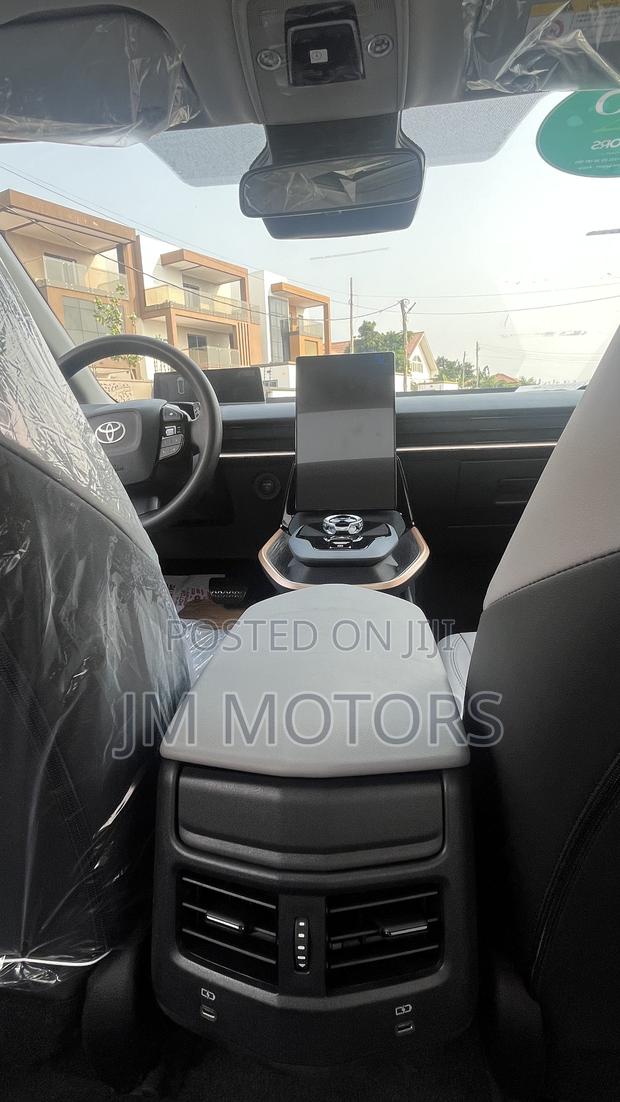 New Toyota bZ3 2025 Silver photo 7