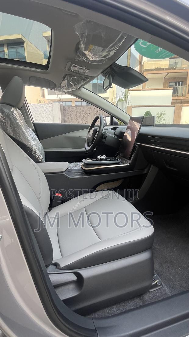 New Toyota bZ3 2025 Silver photo 9