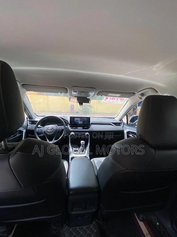 Toyota RAV4 XLE AWD 2024 White photo 4
