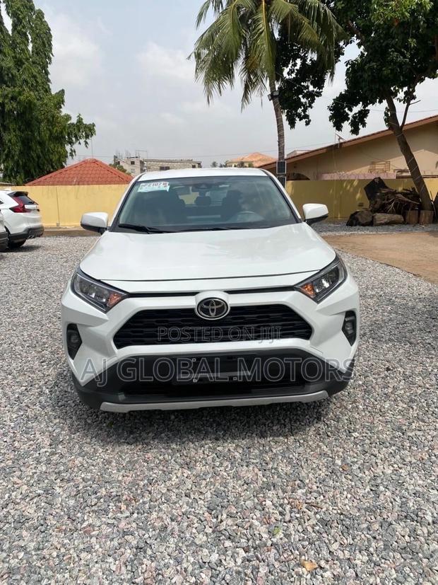 Toyota RAV4 XLE AWD 2024 White