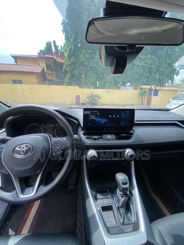 Toyota RAV4 XLE AWD 2024 White photo 3