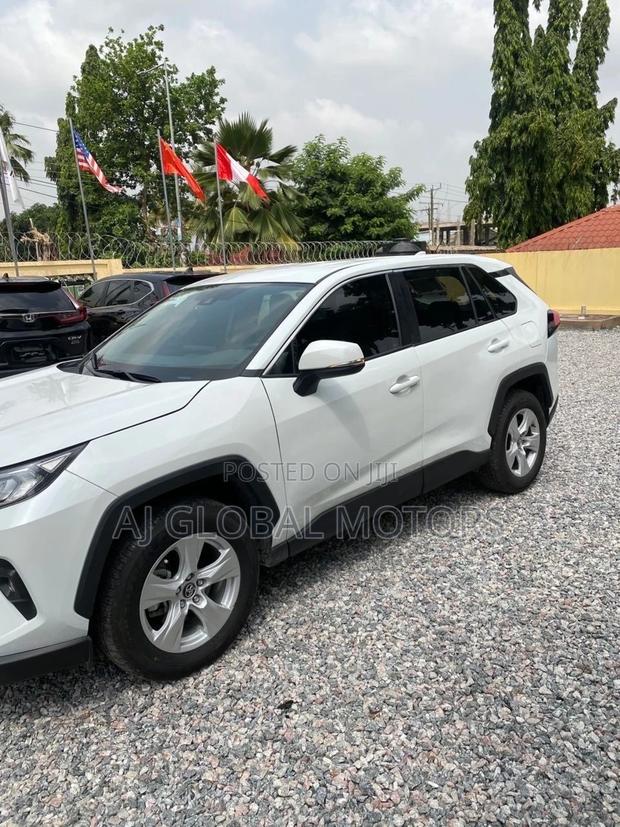 Toyota RAV4 XLE AWD 2024 White photo 5